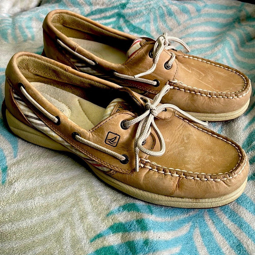 Sperry Top Sider boat shoes loafer. Gently used. Tan with beige stripes accent.